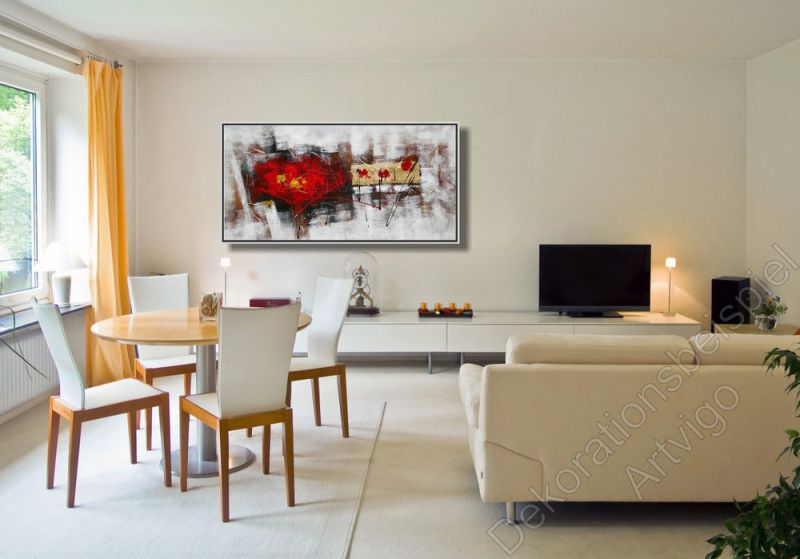Wohnzimmer mit heller Wand. Zur Dekoration ein gegenstandsloses Bild