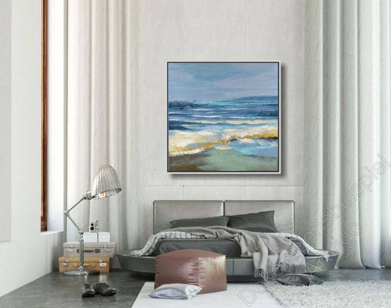 Loft mit heller Wand. Als Dekoration ein Bild vom Meer im Schattenfugenrahmen