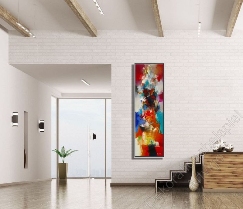 Offener Eingangsbereich mit kleiner Treppe. Dekorationsbeispiel Gemälde abstrakt mit Schattenfugenrahmen