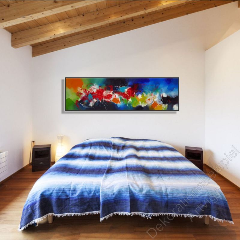 Schlafzimmer mit Holzbalken. Dekorationsbeispiel Gemälde abstrakt mit Schattenfugenrahmen
