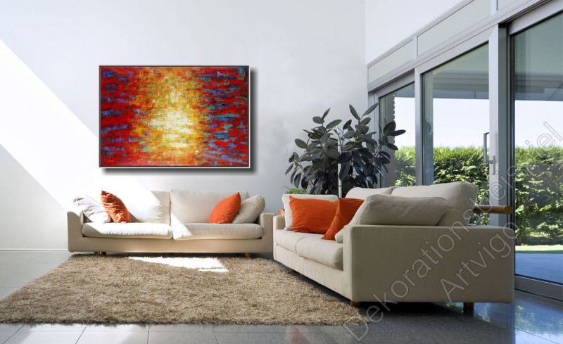 Wohnung mit vielen warmen Farben. Über dem Sofa hängt ein großes eingerahmtes Bild als Dekoration