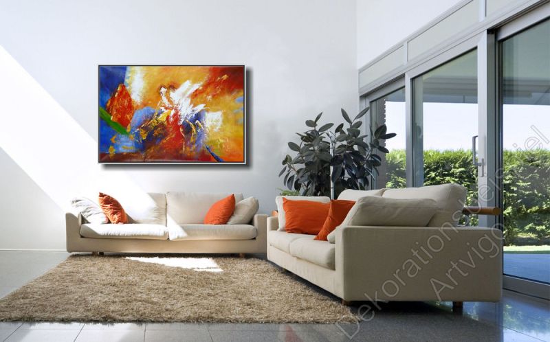 Wohnung mit vielen warmen Farben. Über dem Sofa hängt ein großes eingerahmtes Bild als Dekoration