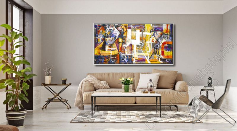 Moderne helle Wohnung mit grauer Wand. Dekorationsbeispiel Gemälde abstrakt von Americo Ccala