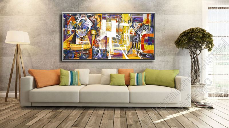Modernes Wohnzimmer, helle Wand und hohe Fenster. Dekoration Gemälde farbenfroh von Americo Ccala