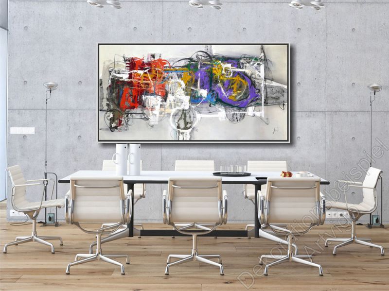 Modernes Besprechungszimmer, helle Wand und langer Tisch. Dekoration Gemälde farbenfroh von Americo Ccala