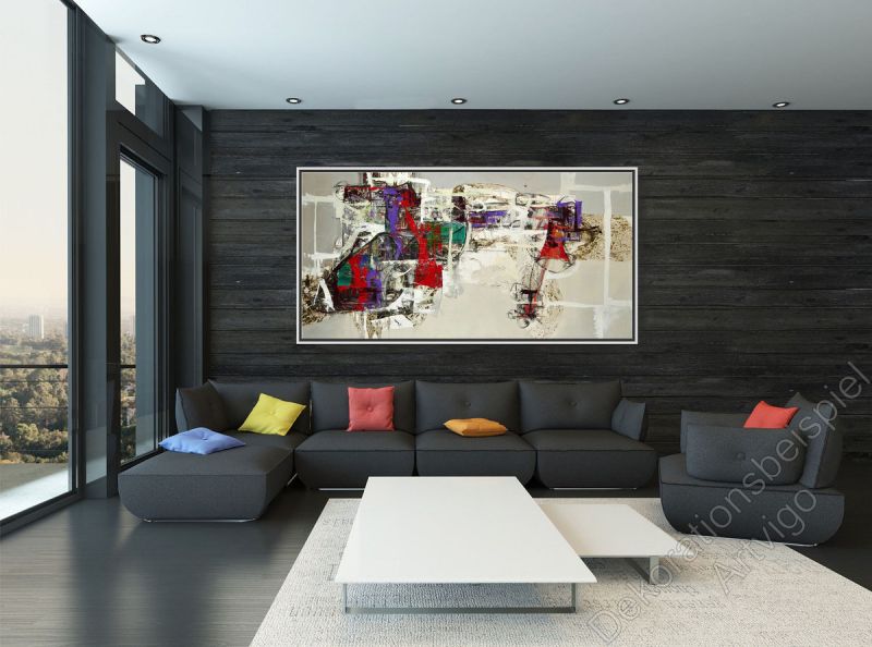 Modernes Loft, Wohnung mit dunkler Wand. Dekorationsbeispiel Gemälde abstrakt von Americo Ccala
