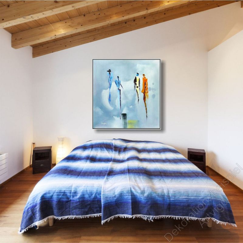 Ferienwohnung Zimmer. Zur Dekoration ein quadratisches, abstraktes Bild über dem Bett