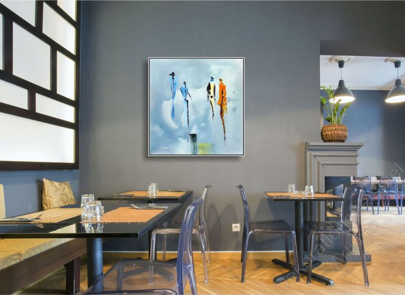 Lokal mit einem modernen Ambiente. An der Wand hängt ein quadratisches, abstraktes Leinwandbild