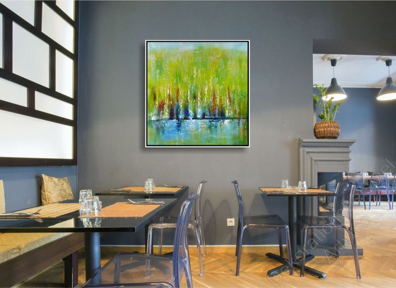 Restaurant. Zur Dekoration hängt ein gegenstandsloses Bild mit Schattenfugenrahmen an der grauen Wand
