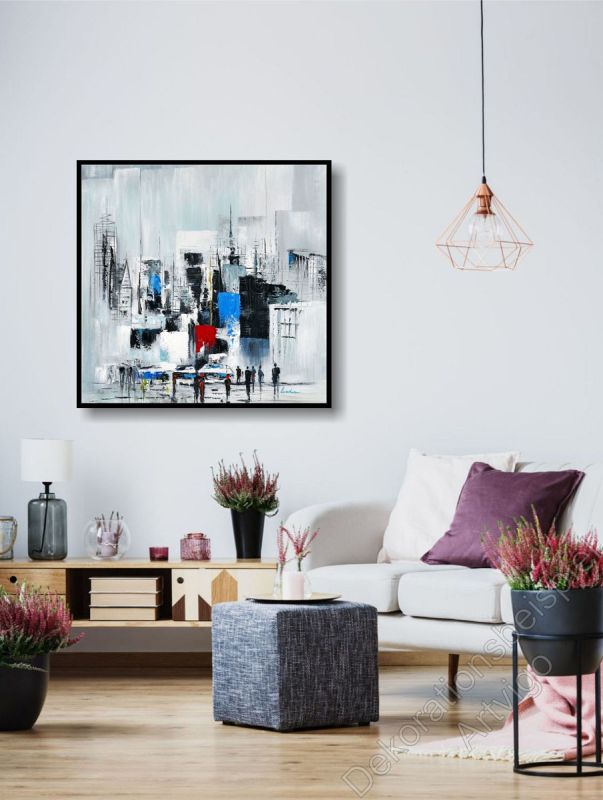 Heller Raum. Zur Dekoration ein Bild einer abstrakten Skyline an der Wand