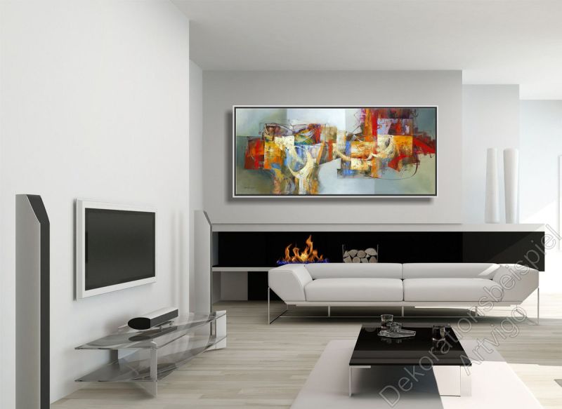 Modernes Wohnzimmer, helle Wand und helle Möbel. Dekoration großes Gemälde abstrakt im Schattenfugen Rahmen