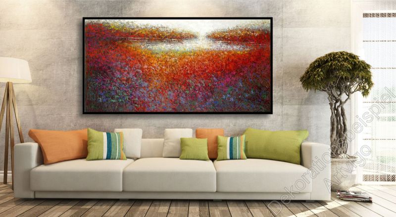 Modernes Wohnzimmer, helle Wand und helle Möbel. Dekoration großes Gemälde abstrakt im Bilderrahmen