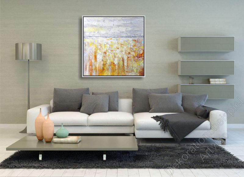 Heller Raum. Zur Dekoration ein Bild einer abstrakten Landschaft an der Wand