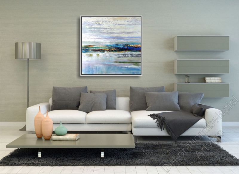 Heller Raum. Zur Dekoration ein Bild einer abstrakten Landschaft an der Wand