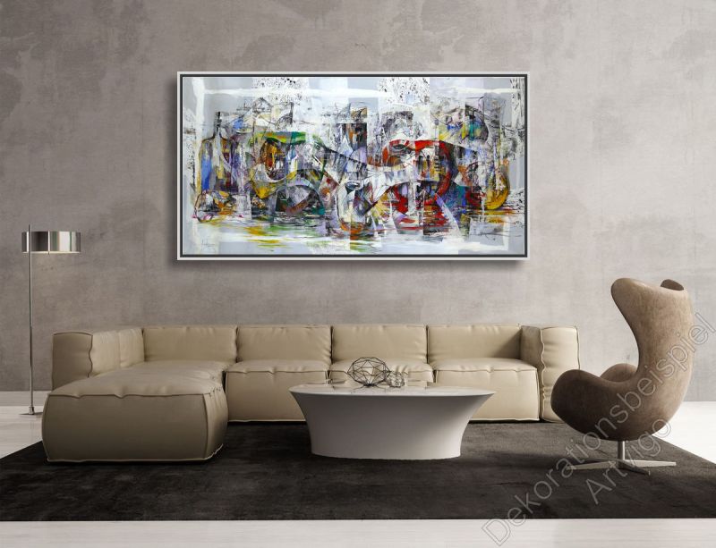 Moderne Wohnung mit grauer Wand. Dekorationsbeispiel Gemälde abstrakt von Americo Ccala