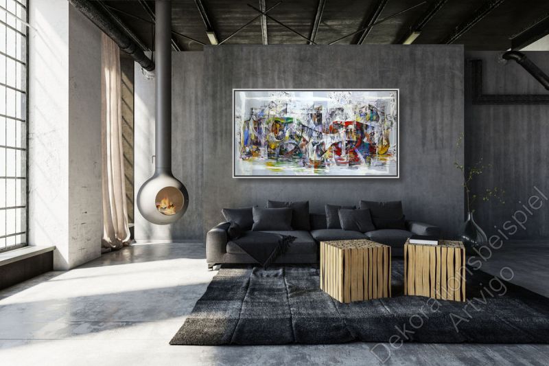 Modernes Loft dunkle Wand und langes Sofa. Dekoration Gemälde farbenfroh von Americo Ccala