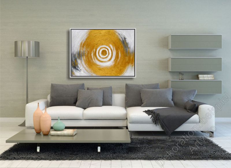 Grauer Raum. Zur Dekoration ein Bild einer abstrakten Landschaft an der Wand