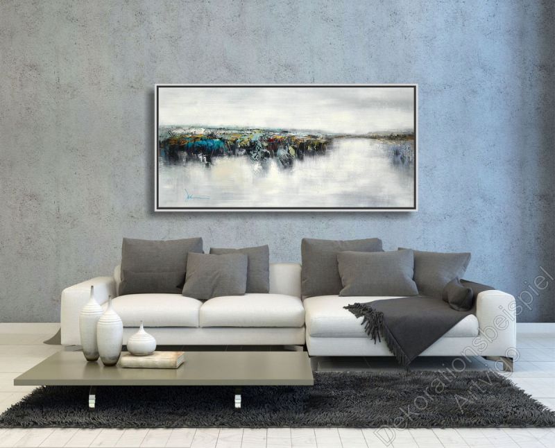 Wohnzimmer mit grauer Wand. Über dem Sofa hängt ein großes eingerahmtes Bild als Dekoration