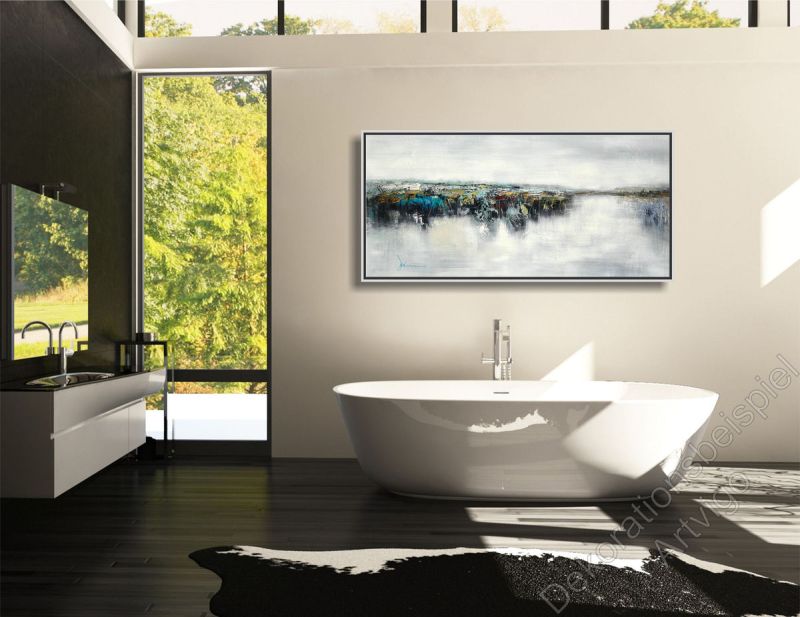 Badezimmer mit einer abstrakten Küste an einer hellen Wand.