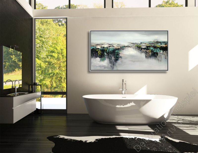 Badezimmer mit einer abstrakten Küste an einer hellen Wand.