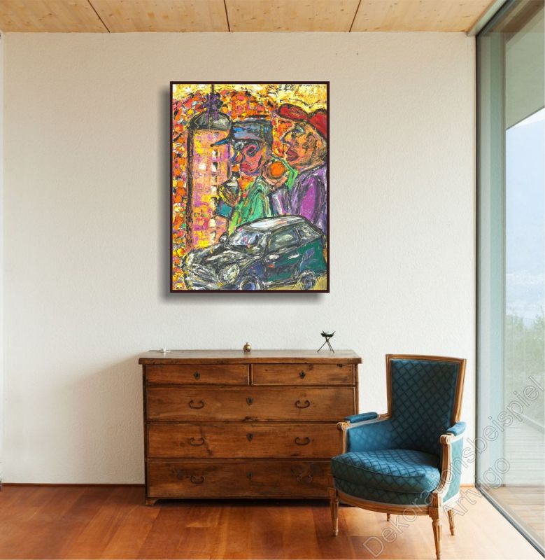 Klassische Wohnung mit einem abstrakten, bunt gemalten Wandbild. Personen im Bilderrahmen.