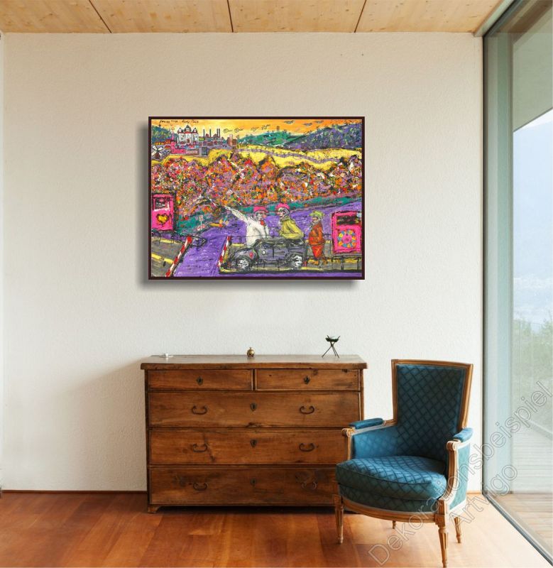 Klassische Wohnung mit einem abstrakten, bunt gemalten Wandbild. Personen im Bilderrahmen.