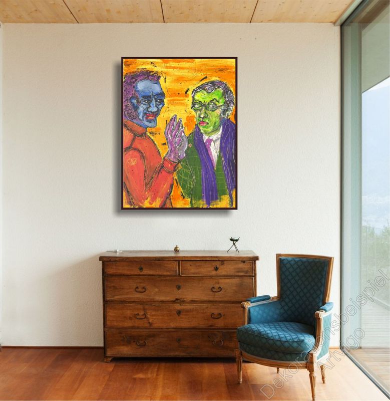 Klassische Wohnung mit einem abstrakten, bunt gemalten Wandbild. Personen im Bilderrahmen.