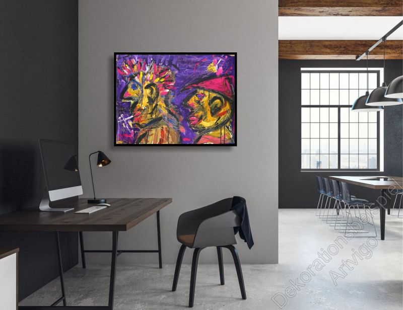 Stylishes Büro. Zur Dekoration hängt ein farbenfrohes Gemälde im Bilderrahmen