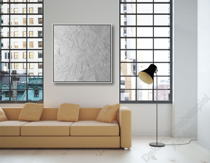 Loft mit einem abstrakten, unaufgeregten Wandbild im Schattenfugenrahmen