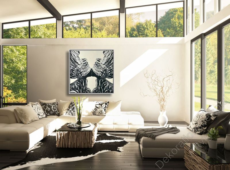 Heller Raum. Zur Dekoration hängt ein abstraktes Portrait mit Bilderrahmen an der grauen Wand