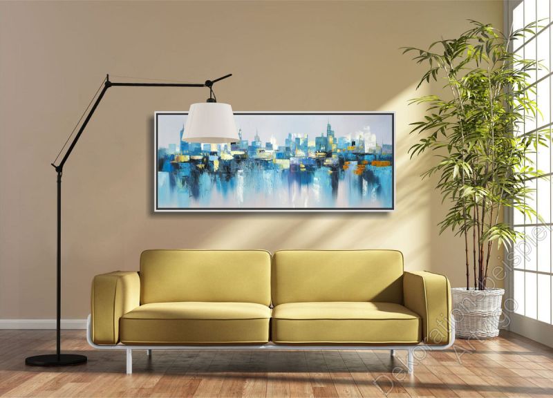 Heller Raum. Zur Dekoration hängt eine abstrakte Skyline mit Schattenfugenrahmen an der grauen Wand