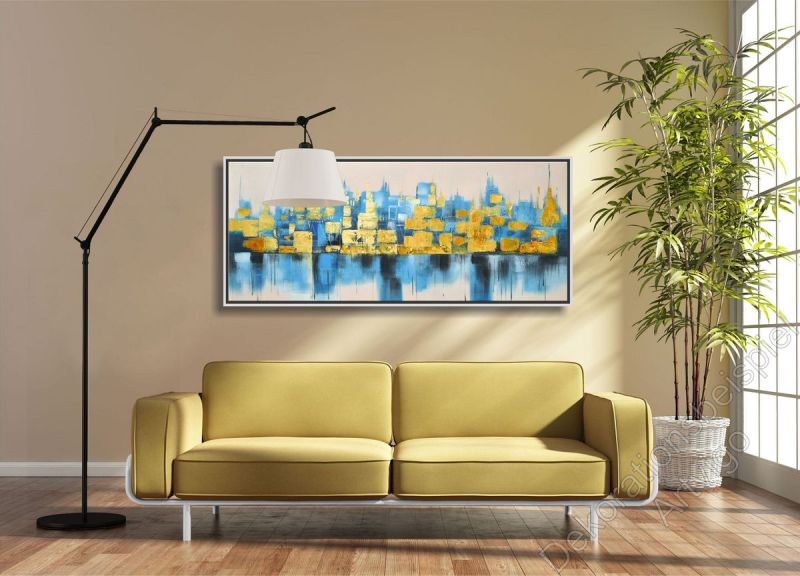 Heller Raum. Zur Dekoration hängt eine abstrakte Skyline mit Schattenfugenrahmen an der grauen Wand