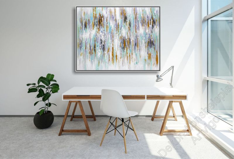 Schreibtisch mit viel Licht. An der Wand hängt ein großes eingerahmtes Bild als Dekoration