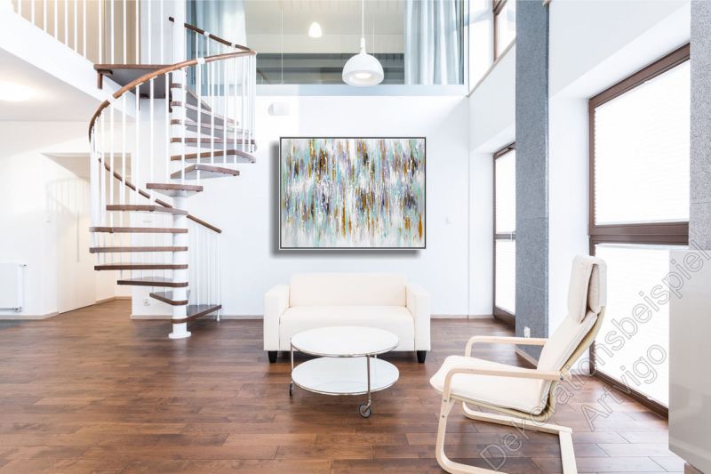 Eingang mit Wendeltreppe An der hellen Wand hängt ein schönes, freundliches Bild mit Schattenfugenrahmen.