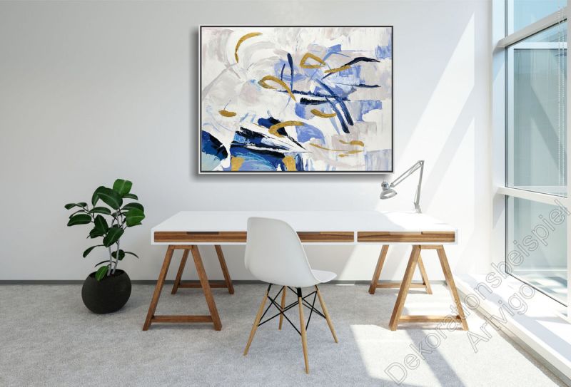 Schreibtisch mit viel Licht. An der Wand hängt ein großes eingerahmtes Bild als Dekoration