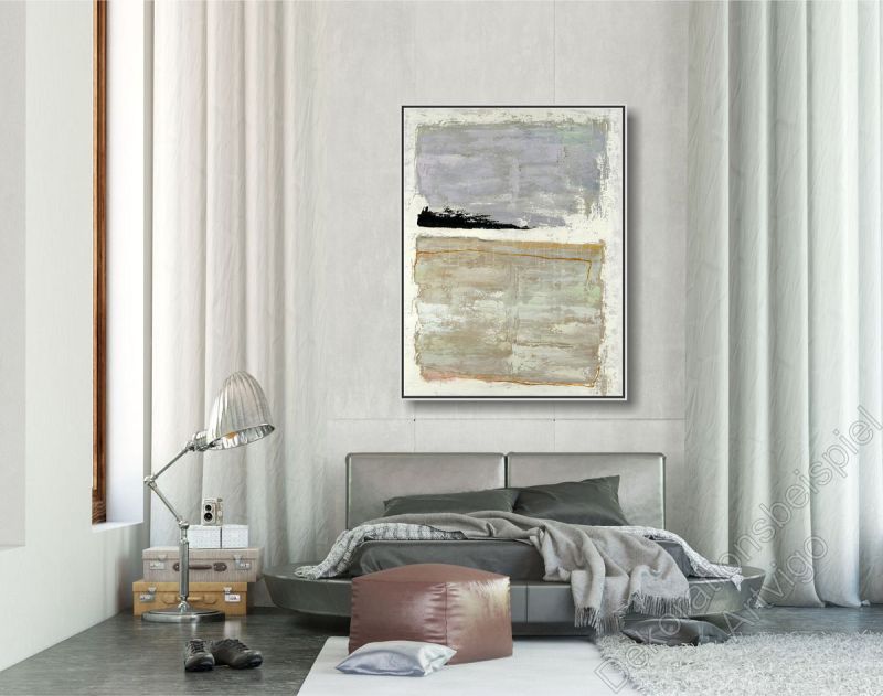 Wohnzimmer mit einem abstrakten Bild an einer grauen Wand.