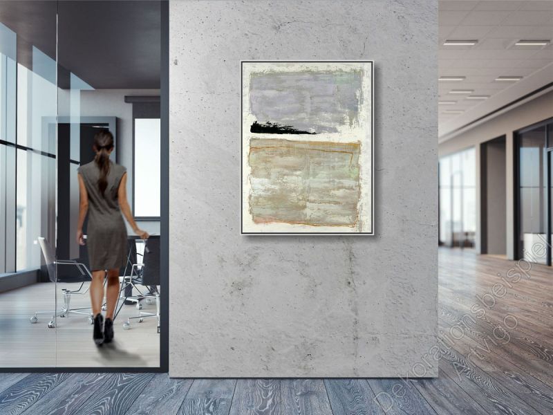 Büro mit Sichtbeton. Auf dem Flur hängt ein großes eingerahmtes Bild als Dekoration.