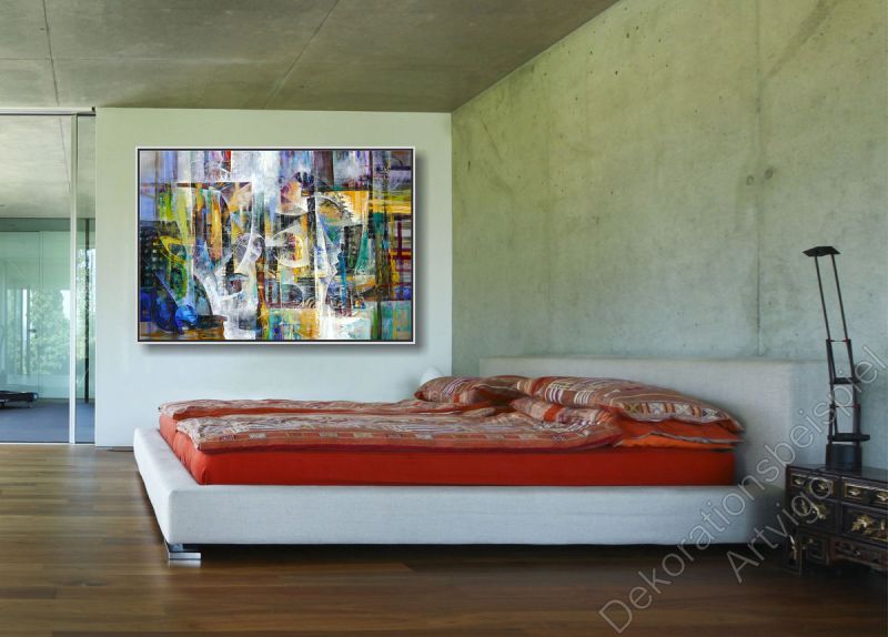 Schlafzimmer, helle Wand und langes Sofa. Dekoration interessantes Gemälde von Americo Ccala