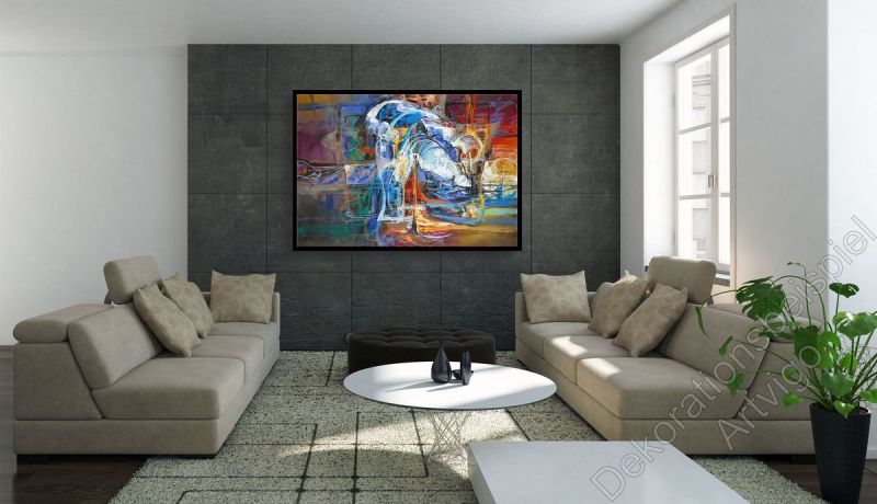 Schlafzimmer, helle Wand und langes Sofa. Dekoration interessantes Gemälde von Americo Ccala
