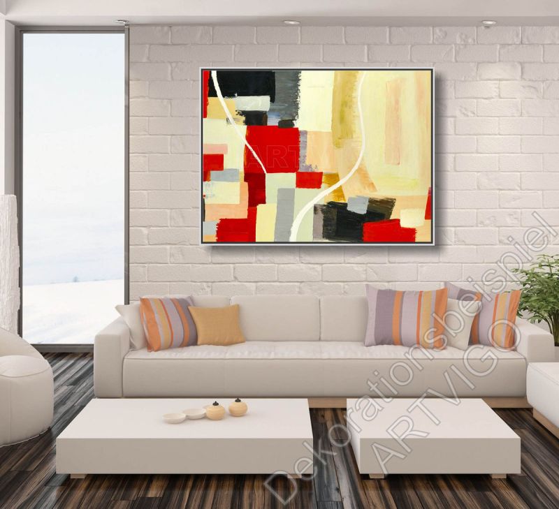 Wohnzimmer mit einem abstrakten Bild an einer grauen Wand.