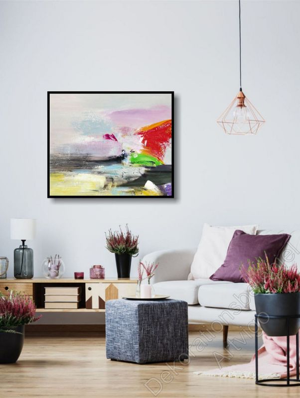 Wohnzimmer mit abstraktem Bild auf Leinwand über dem Sofa