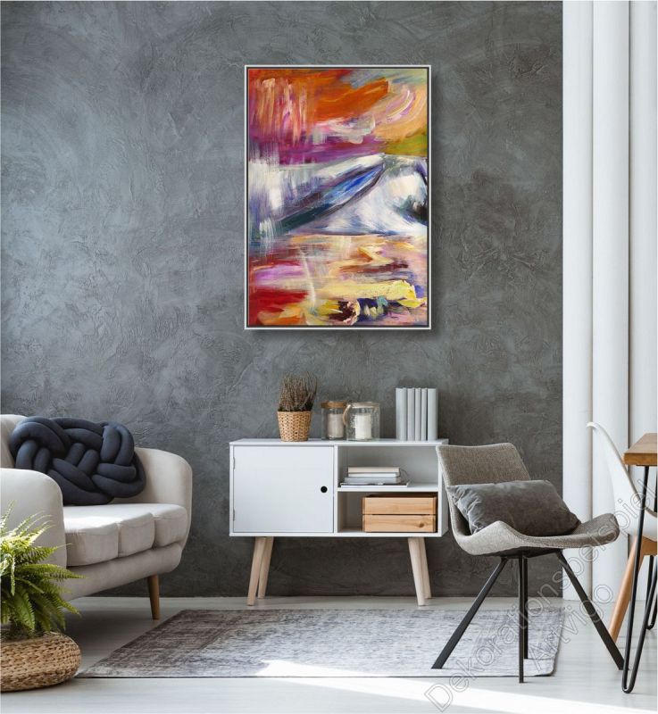Wohnzimmer mit abstraktem Bild auf Leinwand über dem Sofa