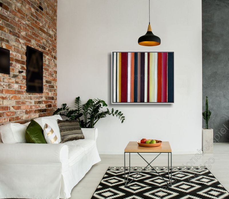 Wohnzimmer mit abstraktem Bild auf Leinwand über dem Sofa