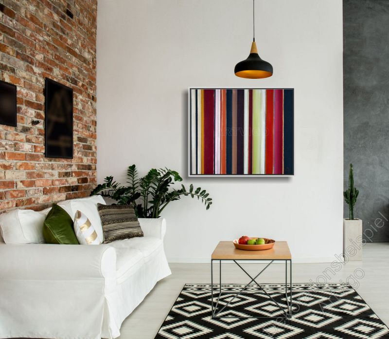 Wohnzimmer mit abstraktem Bild auf Leinwand über dem Sofa