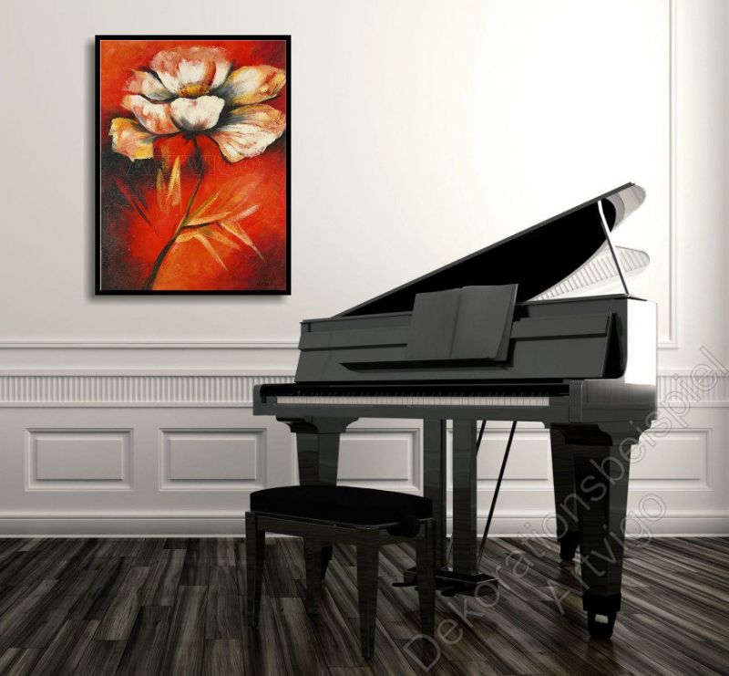 Geschmackvolles Musikzimmer mit einem Flügel. Als Dekoration ein Gemälde mit einer Blume
