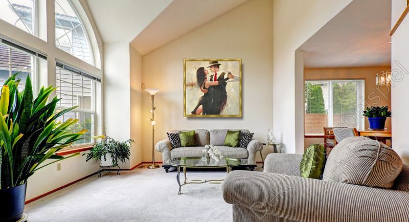Klassisches Wohnzimmer mit weissem Sofa. Als Dekoration über der Couch hängt ein eingerahmtes Bild. Frau und Mann beim Tanz