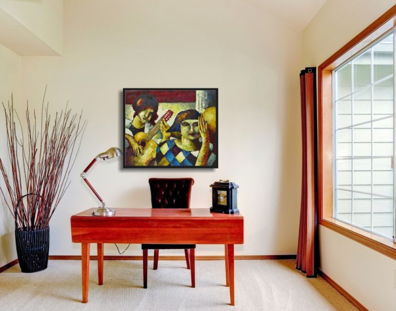 Klassisches Arbeitszimmer mit Holzschreibtisch. Als Dekoration hängt ein eingerahmtes Bild. Ein Musiker und ein Artist