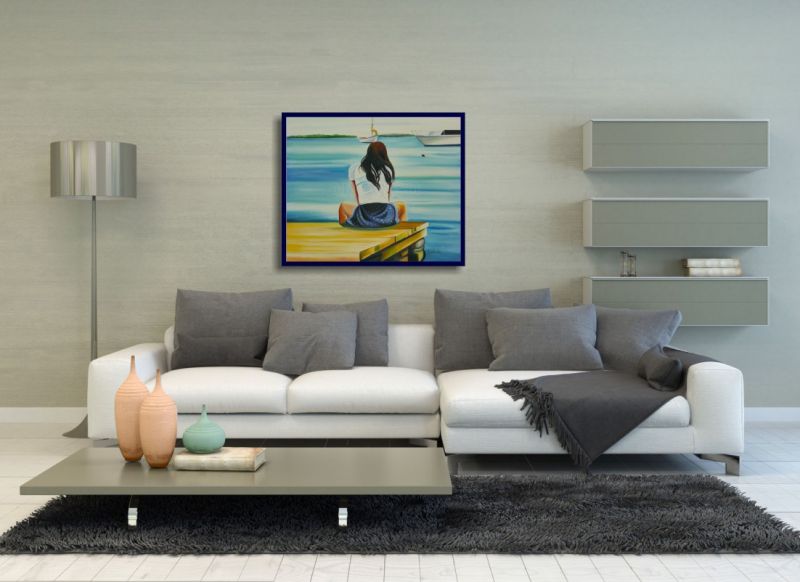 Stilvolles Wohnzimmer mit modernen Möbeln. Als Dekoration hängt ein eingerahmtes Bild. Träumendes Mädchen mit Fernweh