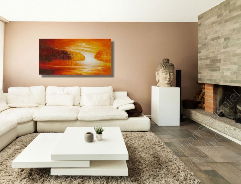 Offenes Wohnzimmer mit Kaminofen. Als Dekoration ein Bild: Sonnenaufgang