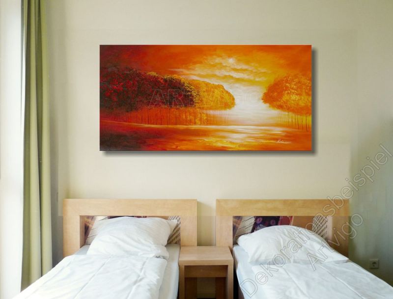 Modernes Schlafzimmer mit hellem Bodenbelag. Als Dekoration über der Couch hängt ein eingerahmtes Bild. Sonnenuntergang